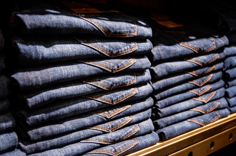 magasin-CHATEAUVIEUX-min_jeans_pants_blue_shop_shopping_shelf_exhibition_buy-940702